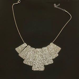 Statement necklace in silver.